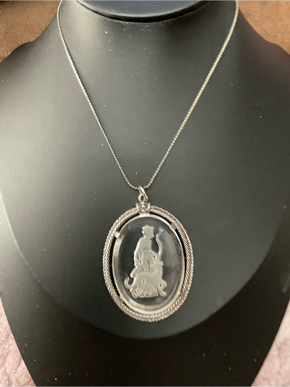 Vtg Avon Glass Intaglio Cameo Goddess w/ Bow & Dog Pendant Necklace Jewelry 3161
